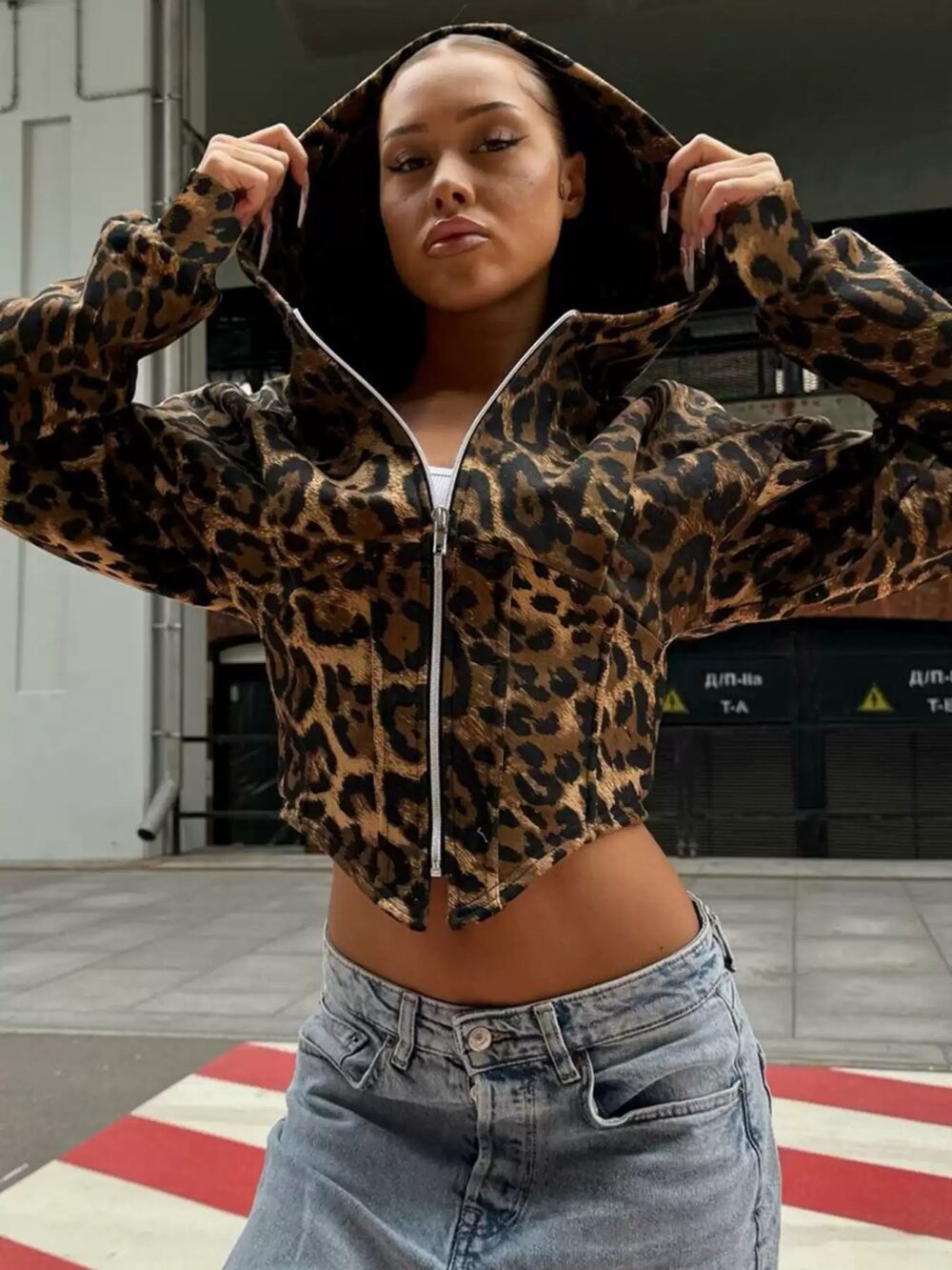 Retro Leopard Print Zip-Up Hooded Crop Jacket - Image 2